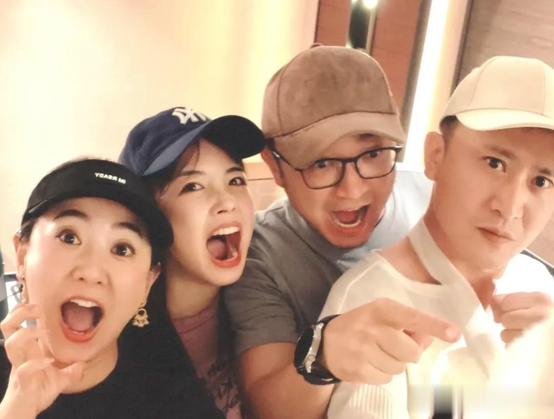 杨帆惨遭自家狗狗咬伤，一众央视好友上门探望，调侃中欢乐满满