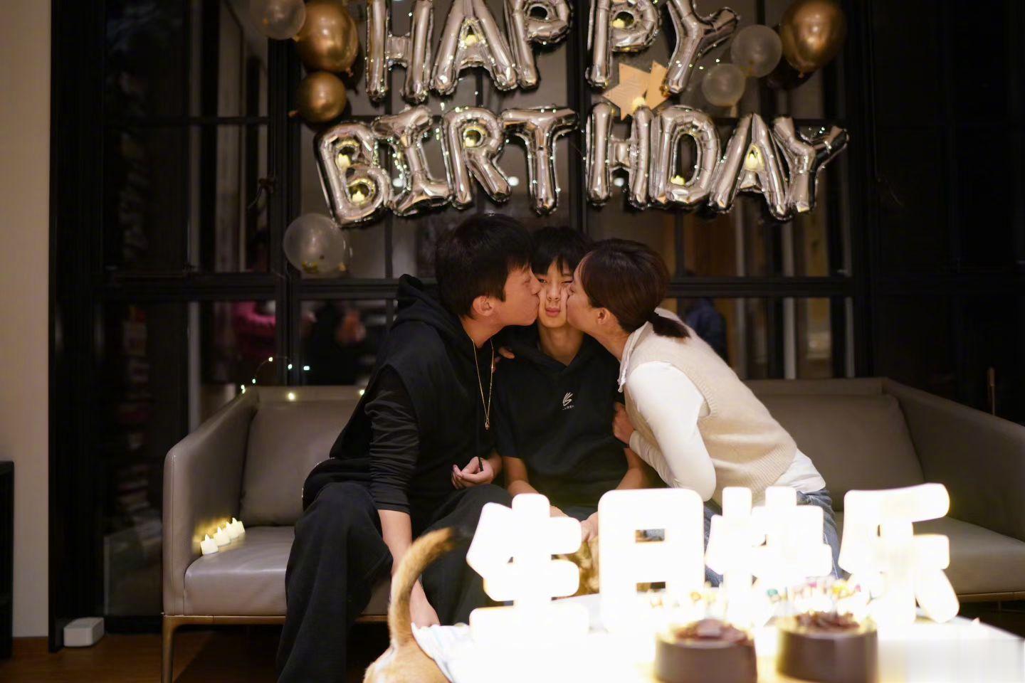 邓超生日和孙俪水下庆生！吐槽没收到礼物，俩儿女把妈妈脸亲变形