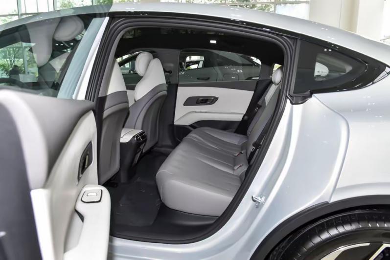 小鹏MONA M03的劲敌?13万就带激光雷达,深蓝L06这车怎样?