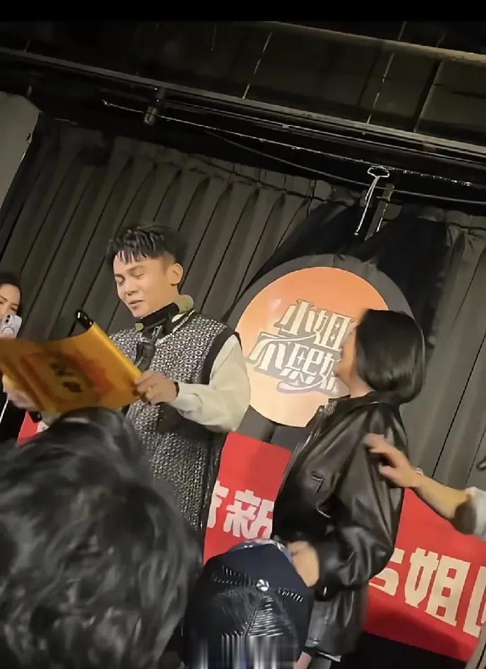 小S又在节目上放飞自我，动作夸张，只是看着难免让人觉得心酸