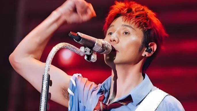 提到李荣浩，大家的印象往往是“小眼睛”“实力派歌手”，还有他和杨丞琳的婚姻