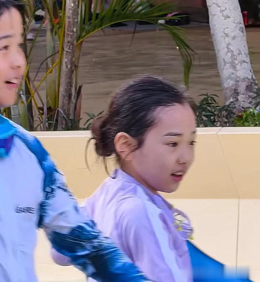 董璇全家三亚玩水，小酒窝漂亮可爱做了美甲，朵朵皮肤黑长相很普