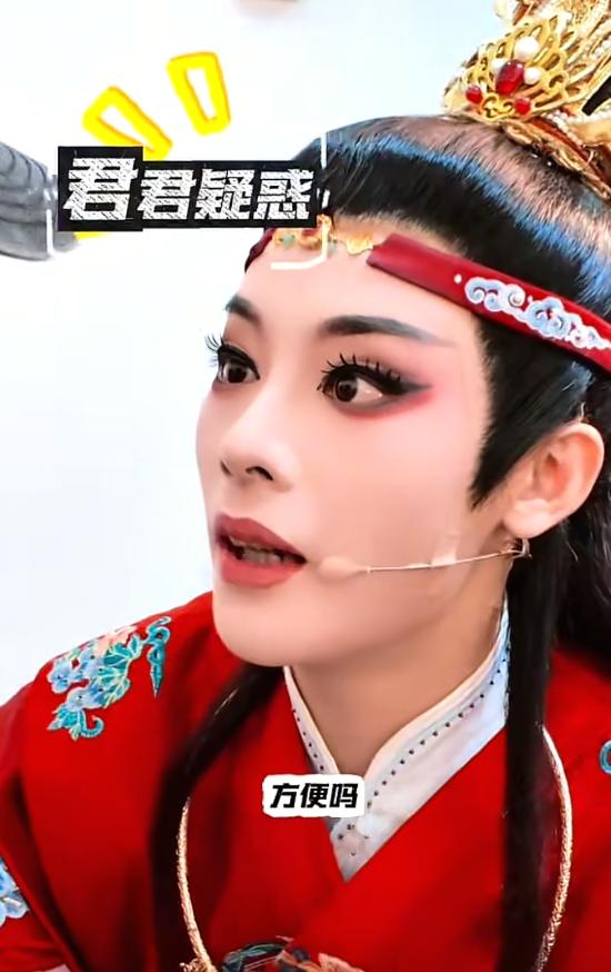 郭碧婷台北看陈丽君越剧演出!素颜油头颜值抗打,两姐妹合影好美