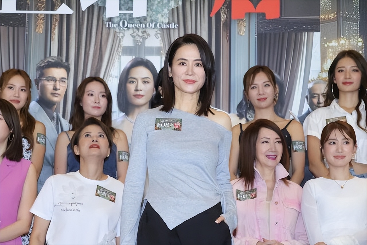 TVB前当家花旦酒店外被偶遇，零架子宠粉，55岁状态惊艳网友