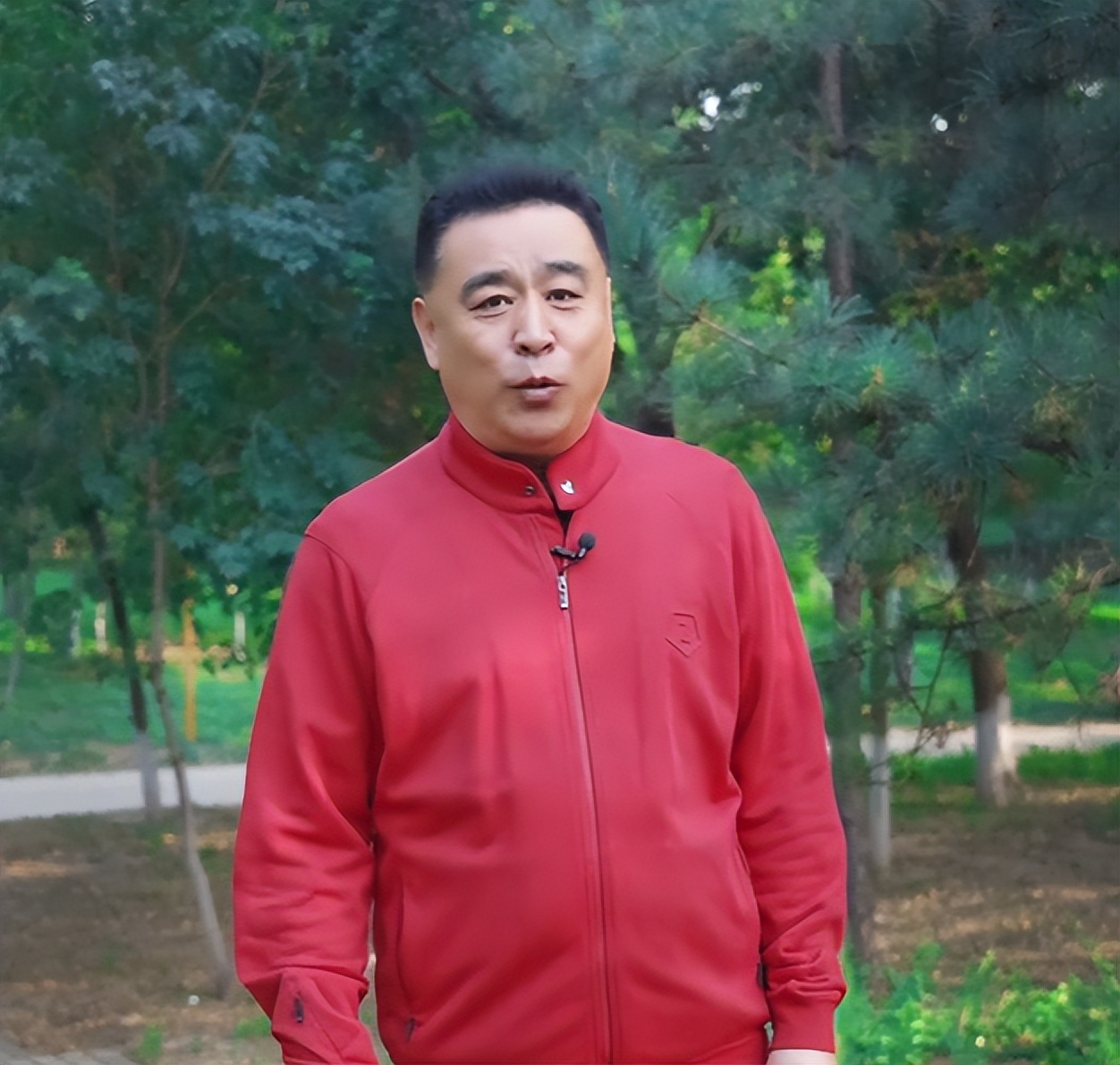 64岁张宏民近况，无儿无女不结婚，一生未爱别人，晚年生活很精致