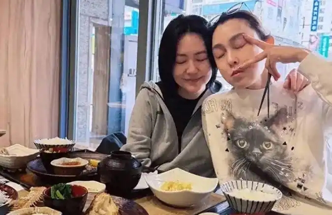 小S深夜街头崩溃大哭！醉酒状态迷离，需两人搀扶，直奔范玮琪家