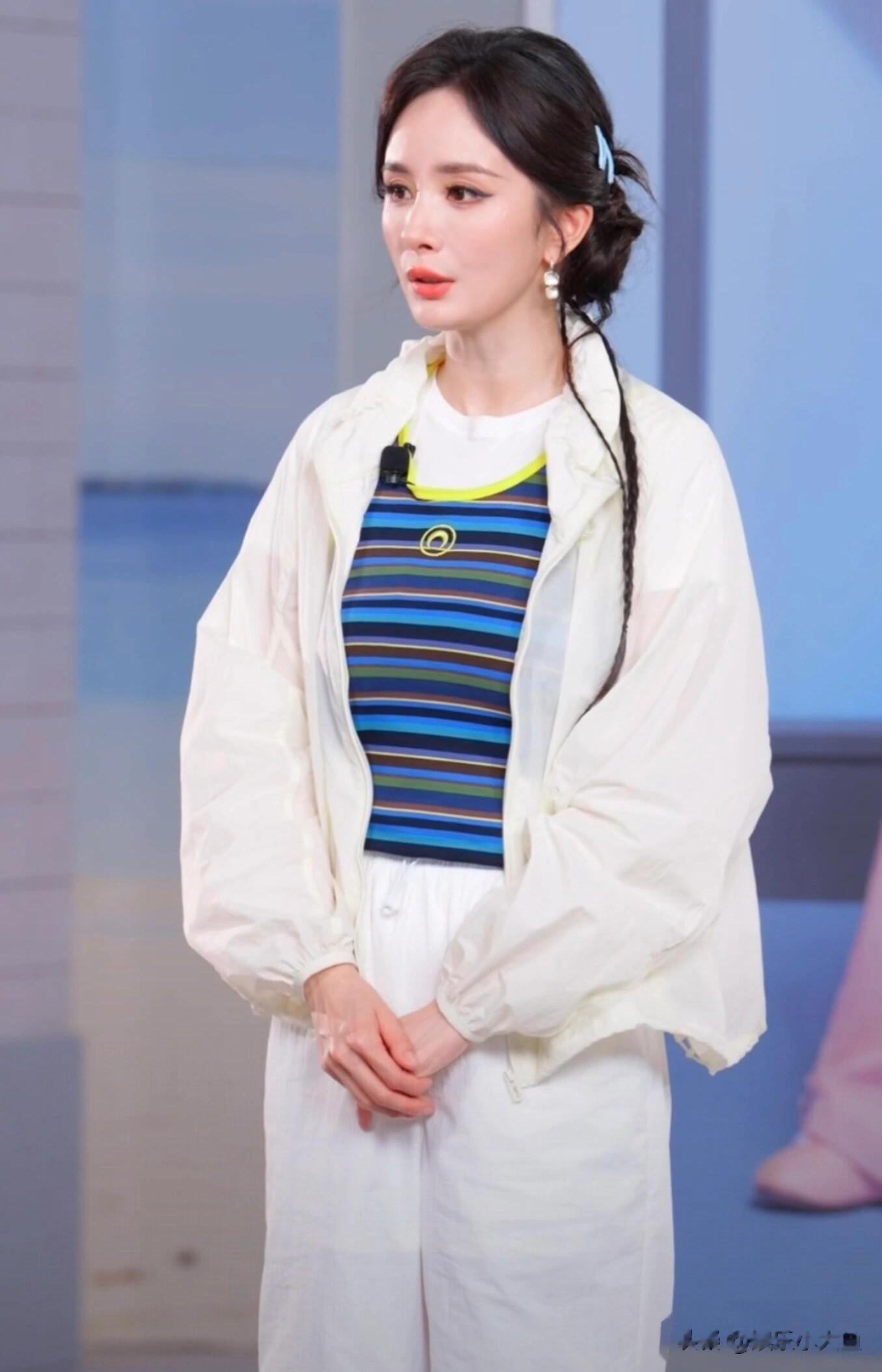 杨幂SIINSIIN直播活动，条纹背心叠穿白T，垂感白裤清爽减龄好美