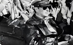 世界军事史上，唯一一位六星上将， 两度被授上将军衔，美军称其为陆地魔法师