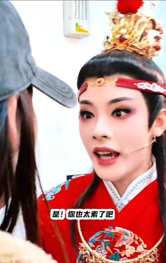 郭碧婷台北看陈丽君越剧演出!素颜油头颜值抗打,两姐妹合影好美