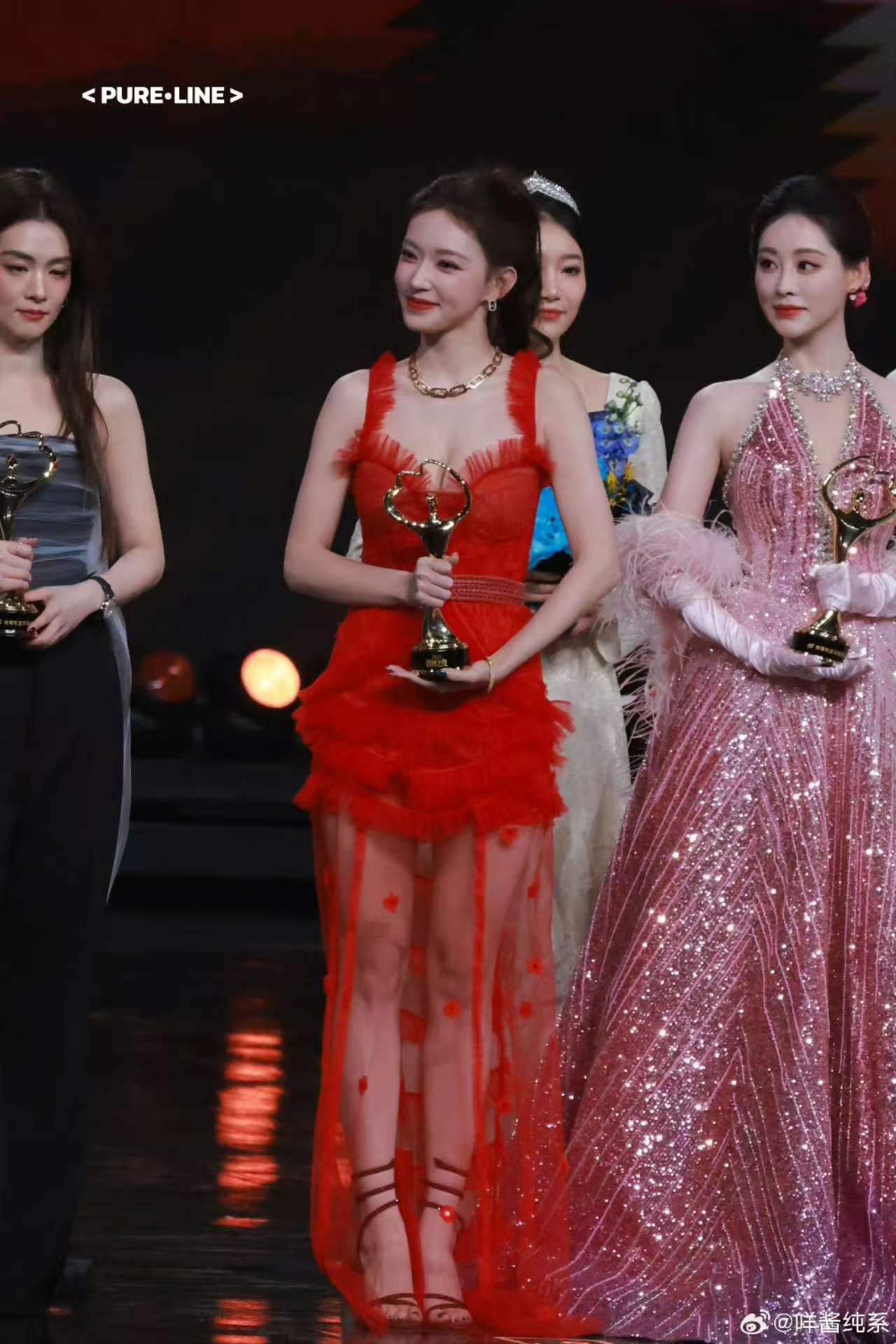 程潇一袭红裙惊艳全场，颜值身材双双封神！内娱美神级别