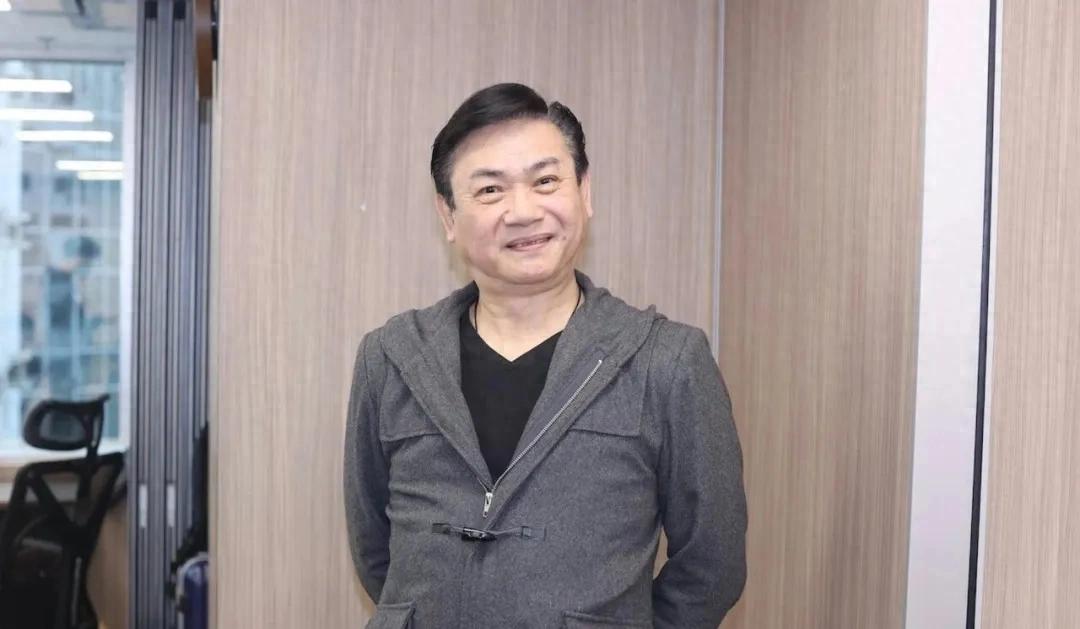 前TVB演员邓汝超离巢后曾投资生意损失百万,与梁朝伟周星驰是同学