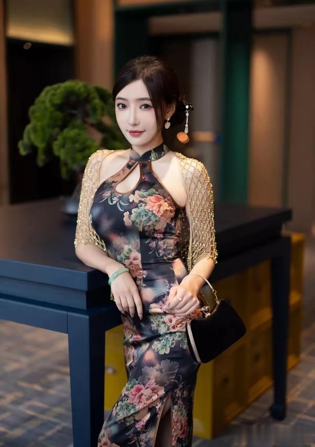 王馨瑶复古改良旗袍造型简直美到犯规，直接把我眼球给\焊\住了