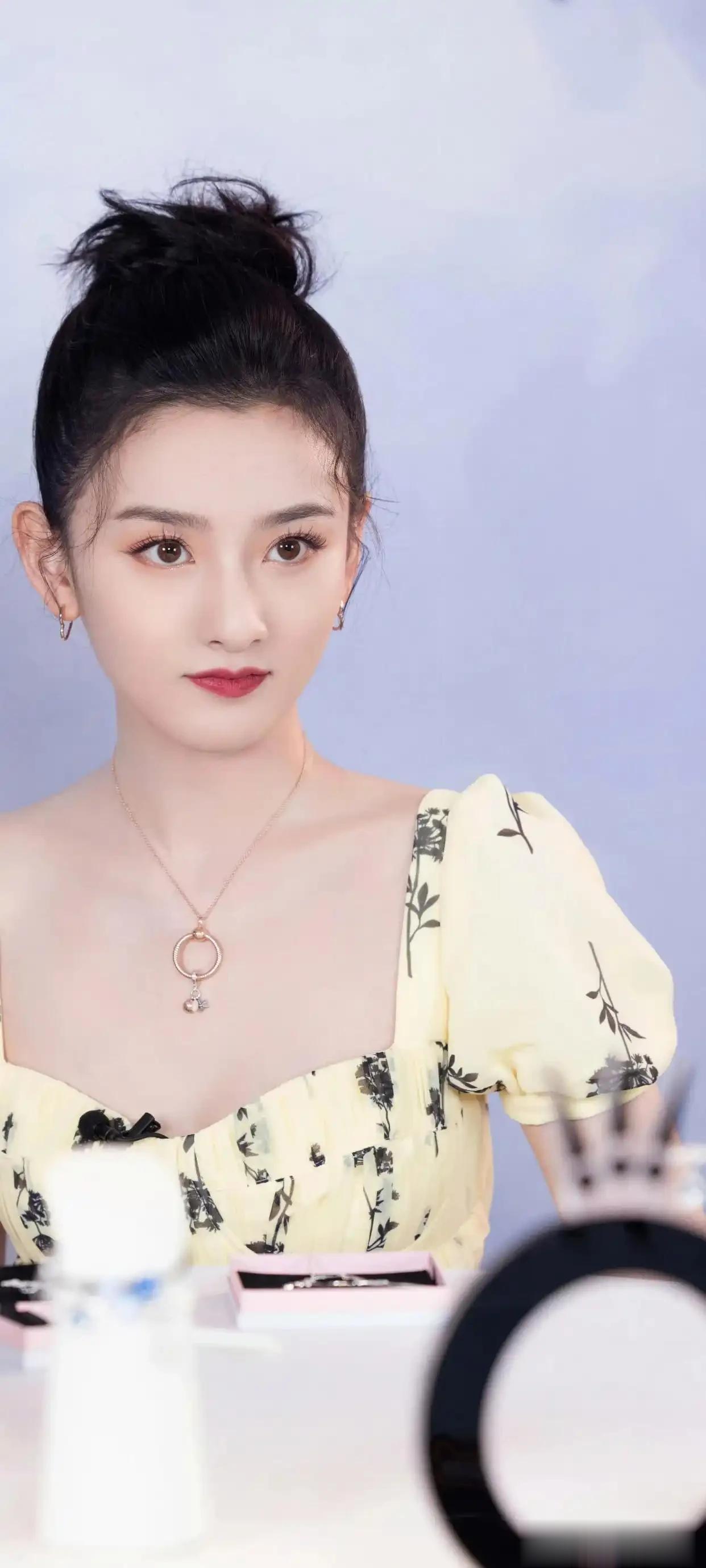 被曝和白人搂抱、与富二代同居，看完牢A直播 才懂宋祖儿为啥被黑