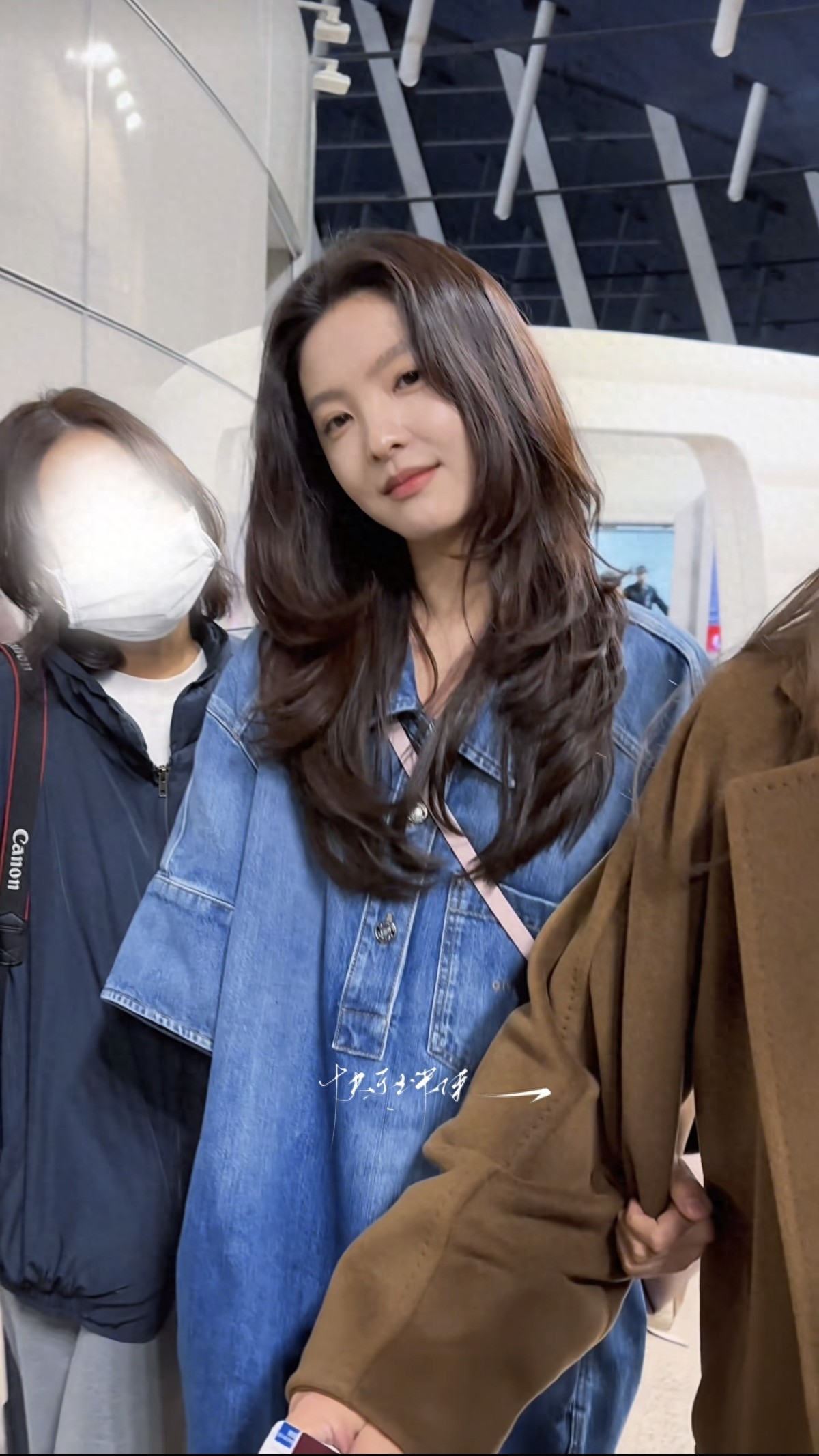 淡妆超美！章若楠现身机场，牛仔短裙配大波浪，大美女状态好好呀