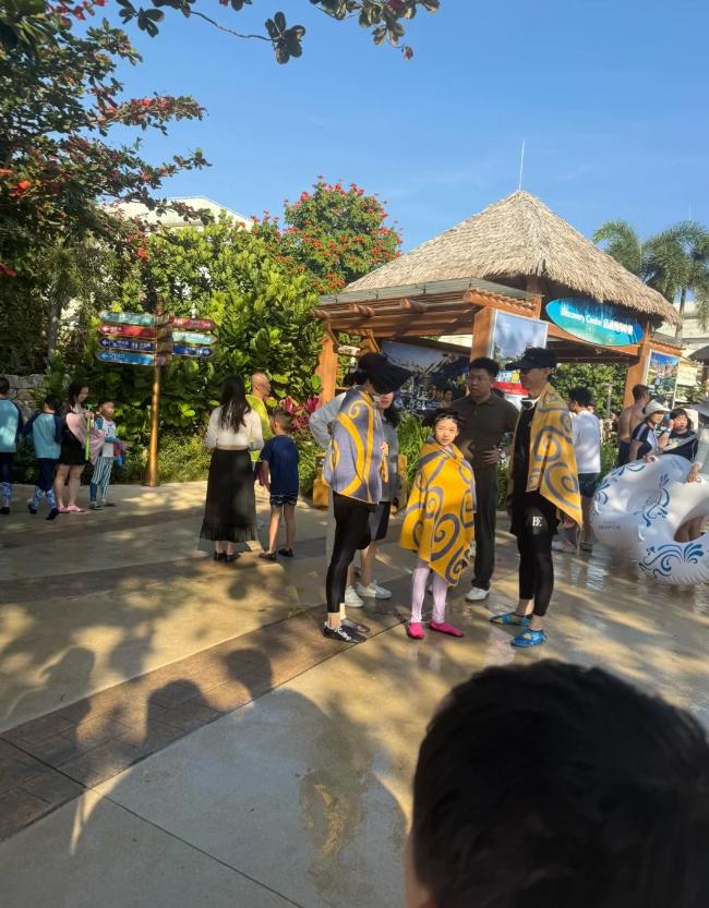 董璇佟丽娅两家三亚度假！小酒窝朵朵同坐泳圈摆pose，张维伊超帅