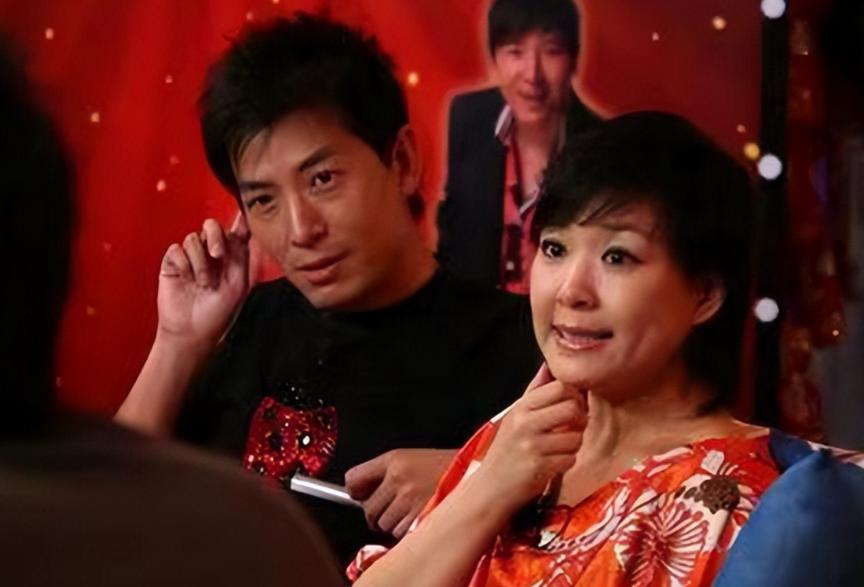 与李静牵手散步近1个月,戴军再曝猛料,又暴露一个小圈子的恶俗