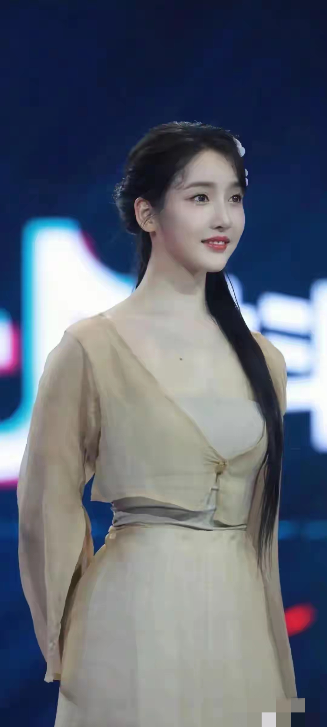 姜贞羽，丝衣轻舞风前影，美入人间第一流