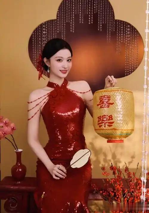 王楚然春晚造型太美了，穿红裙明艳大气，状态好的像18岁!
