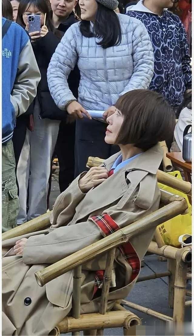 56岁鲁豫城都街头坐竹椅瘦脱相 手骨像枯枝 这病态美让人揪心又担忧