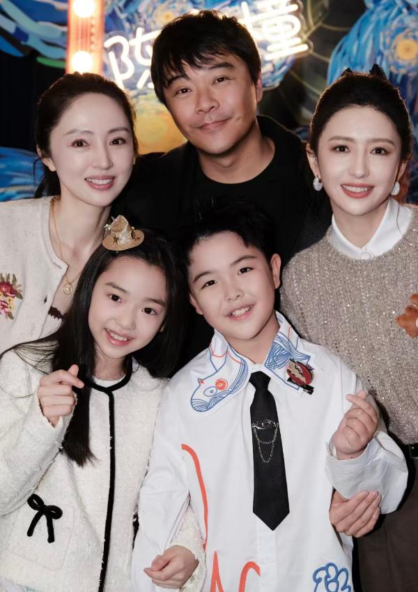 佟丽娅陈思诚合体为儿子庆生，董璇母女惊喜现身，10岁朵朵像爸爸