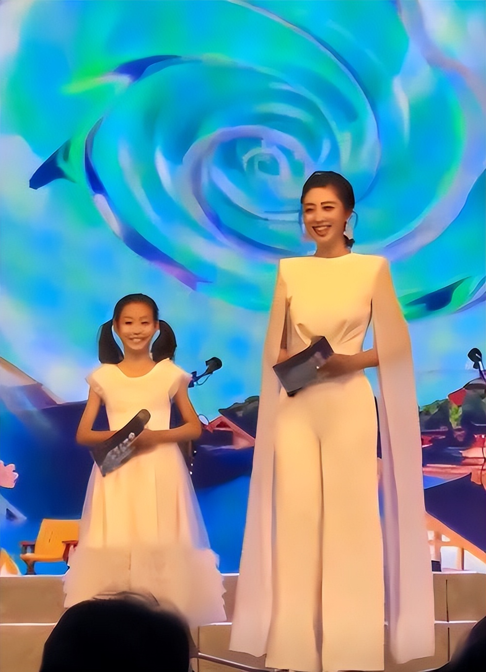 上海主持何卿：曾和国脚谈恋爱，多次亮相央视，如今女儿成她骄傲