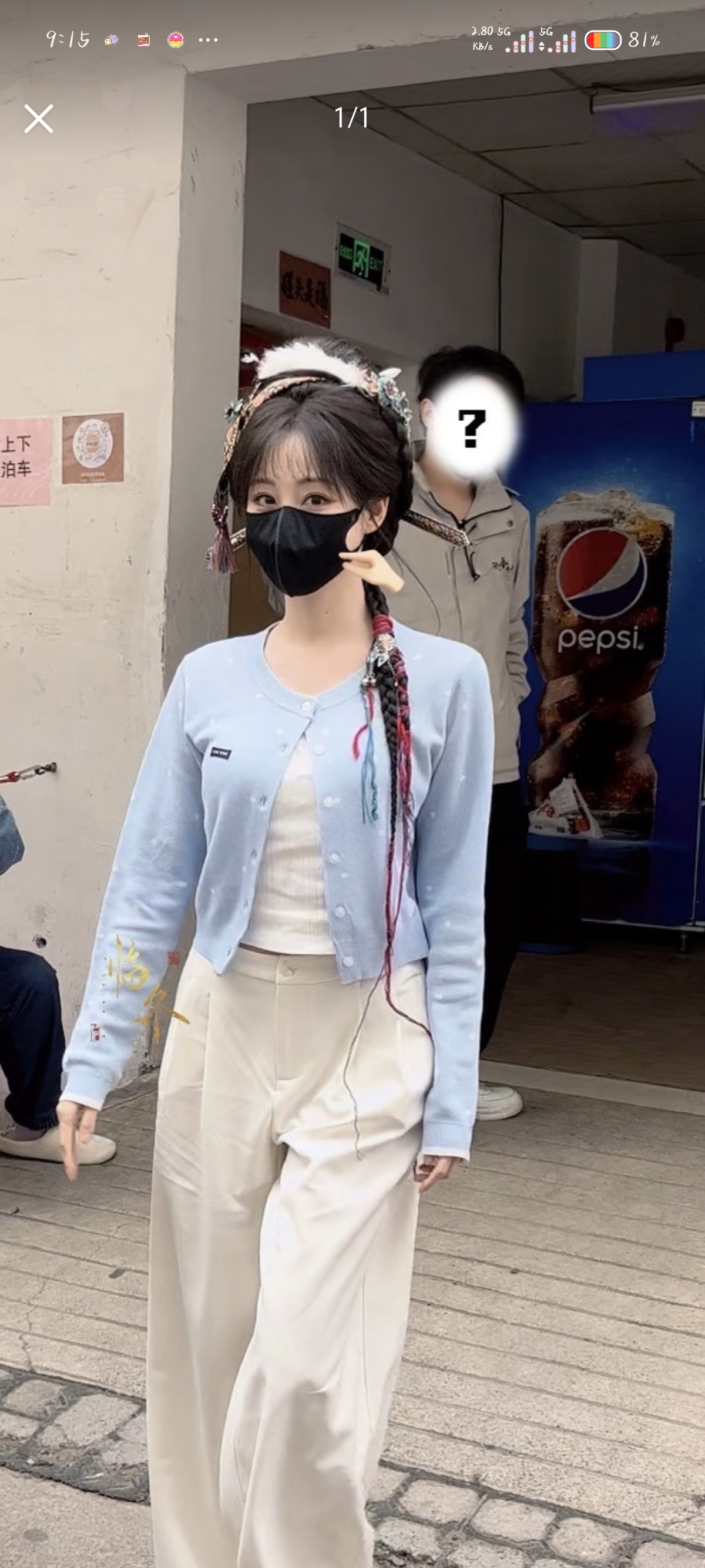 祝绪丹今日上班路透，穿红色毛衣牛仔裤简约舒适，本人看着好瘦呀