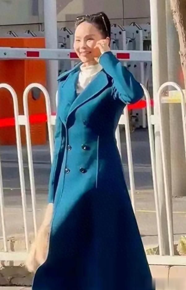 伊能静路人镜头下颜值暴跌、穿搭愿样,跟普通50岁女人差不多