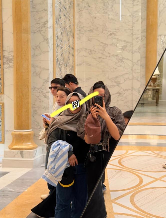 马龙一家总统府游玩被拍！追着老婆喊“露露”，用丝巾当抹胸超美