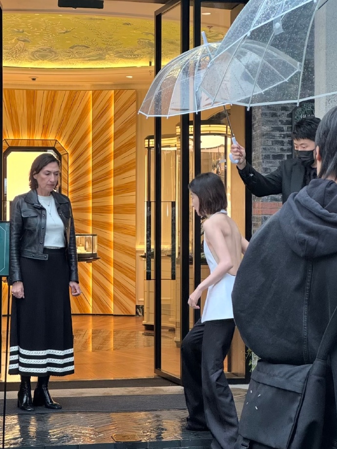 被短发的赵丽颖惊艳 不穿暴露礼服却艳压群芳 网友：林更新得避嫌了