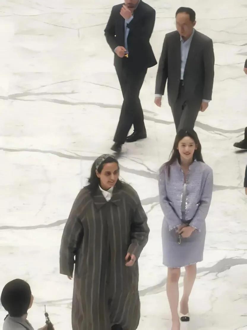 章泽天穿小香风接待卡塔尔公主，两人见面就拥抱，老板娘很大气！