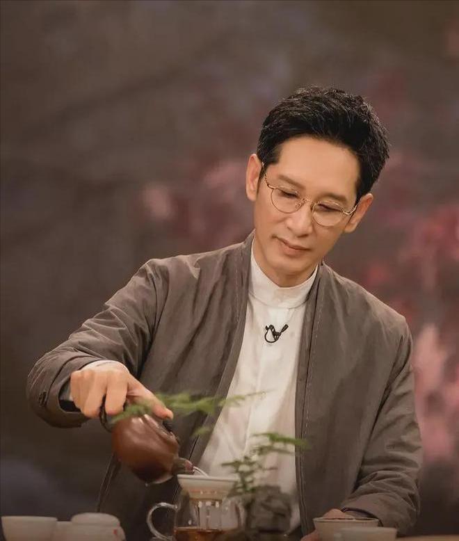 王劲松愤怒举报后续：官媒发声，多位明星被牵连，靳东是最大苦主