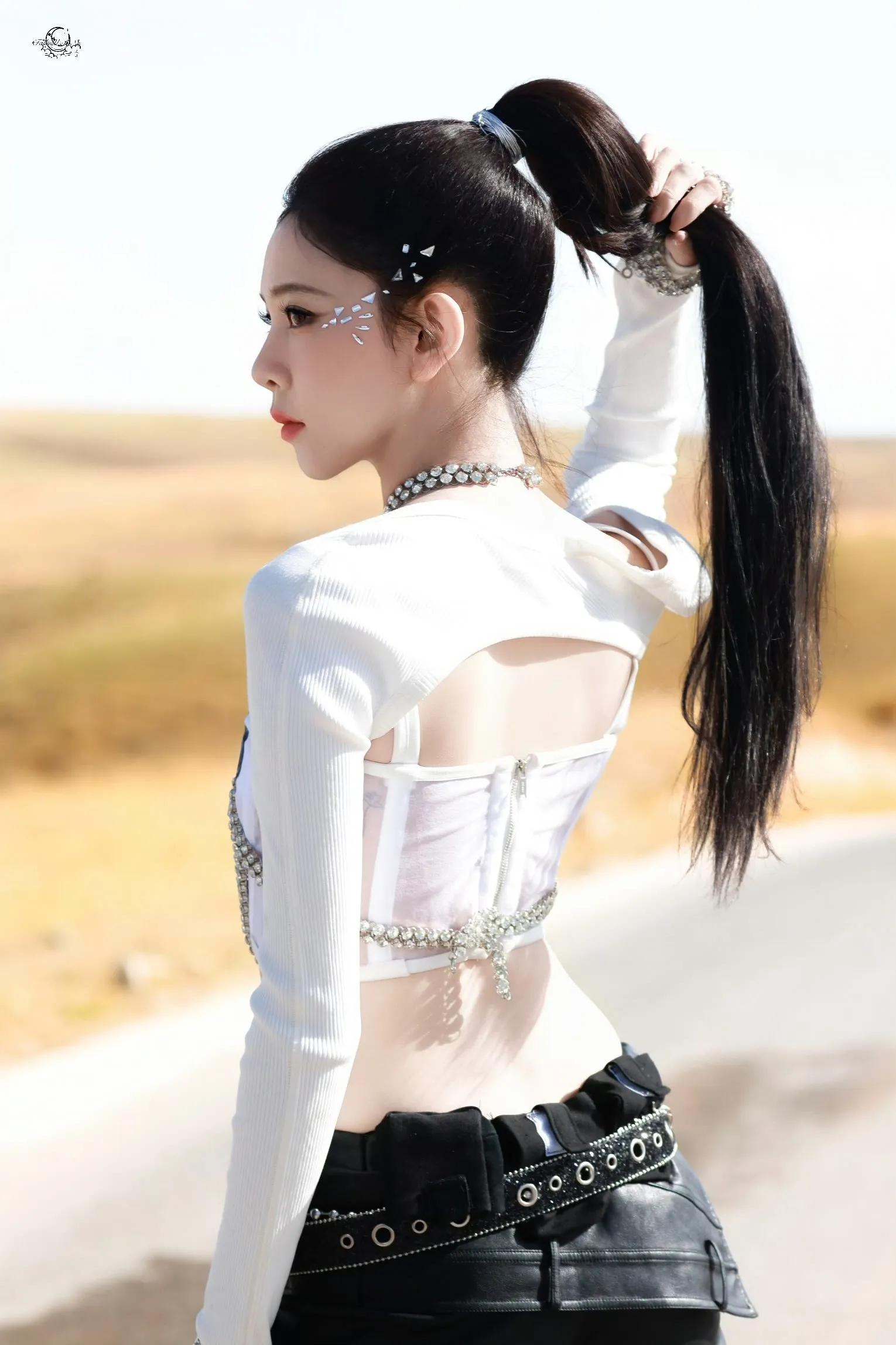 宋妍霏性感露脐装小蛮腰