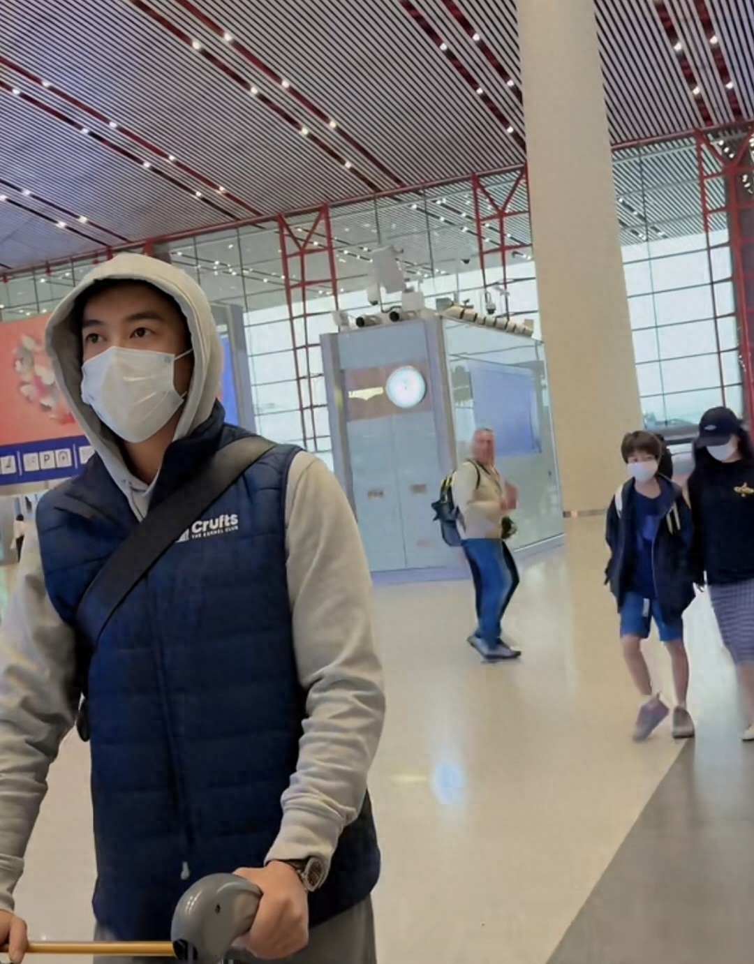 霍思燕杜江一家三口机场出发，嗯哼身高快赶上妈妈，越来越帅！