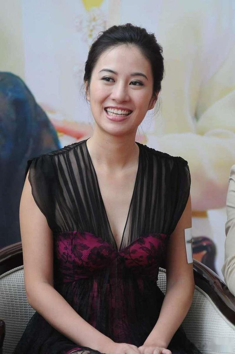 选美冠军又是学霸，才貌双全却至今未婚，46岁她转战新赛道又火了