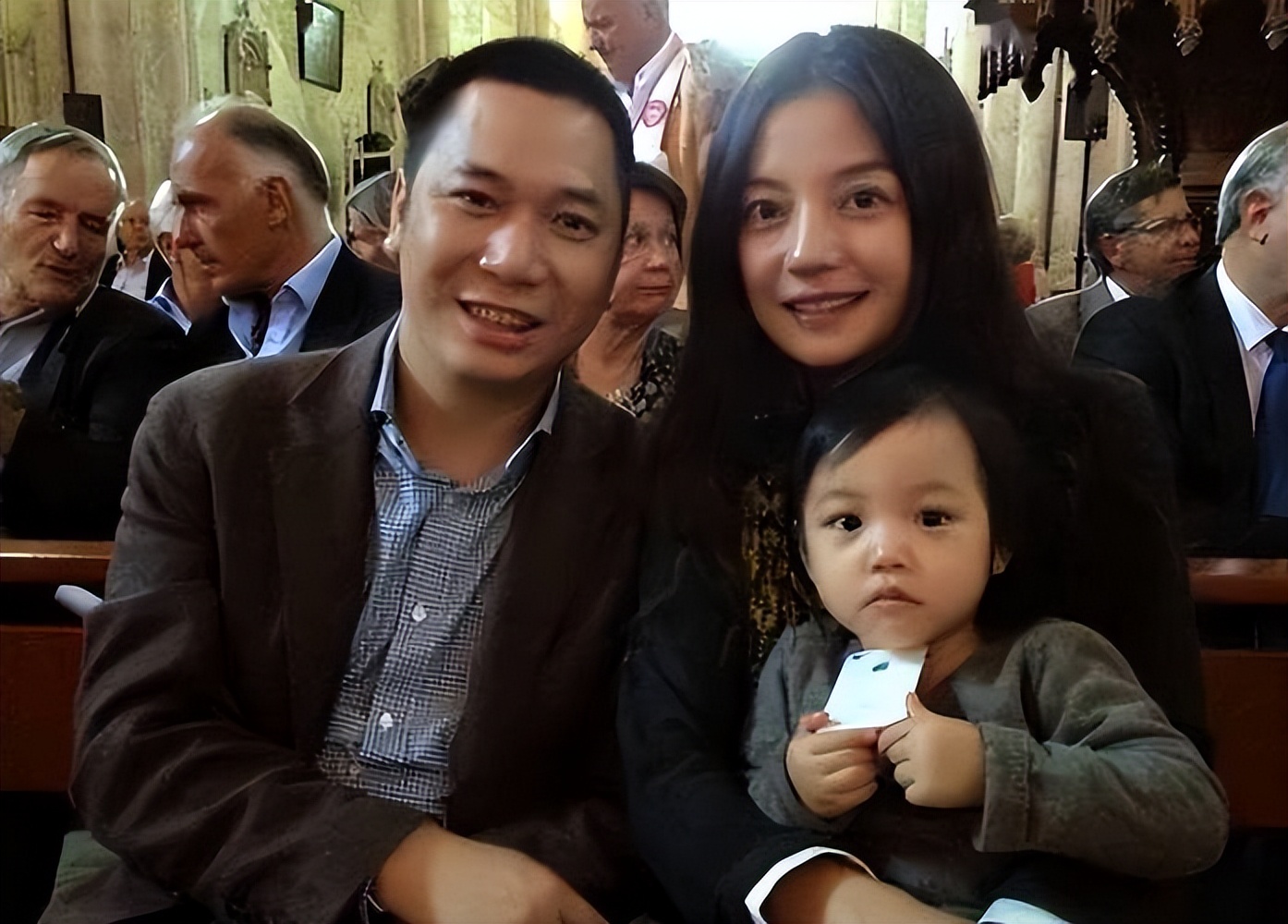 台媒透露赵薇离婚内幕：前夫与女儿老师生下孩子，要她净身出户！