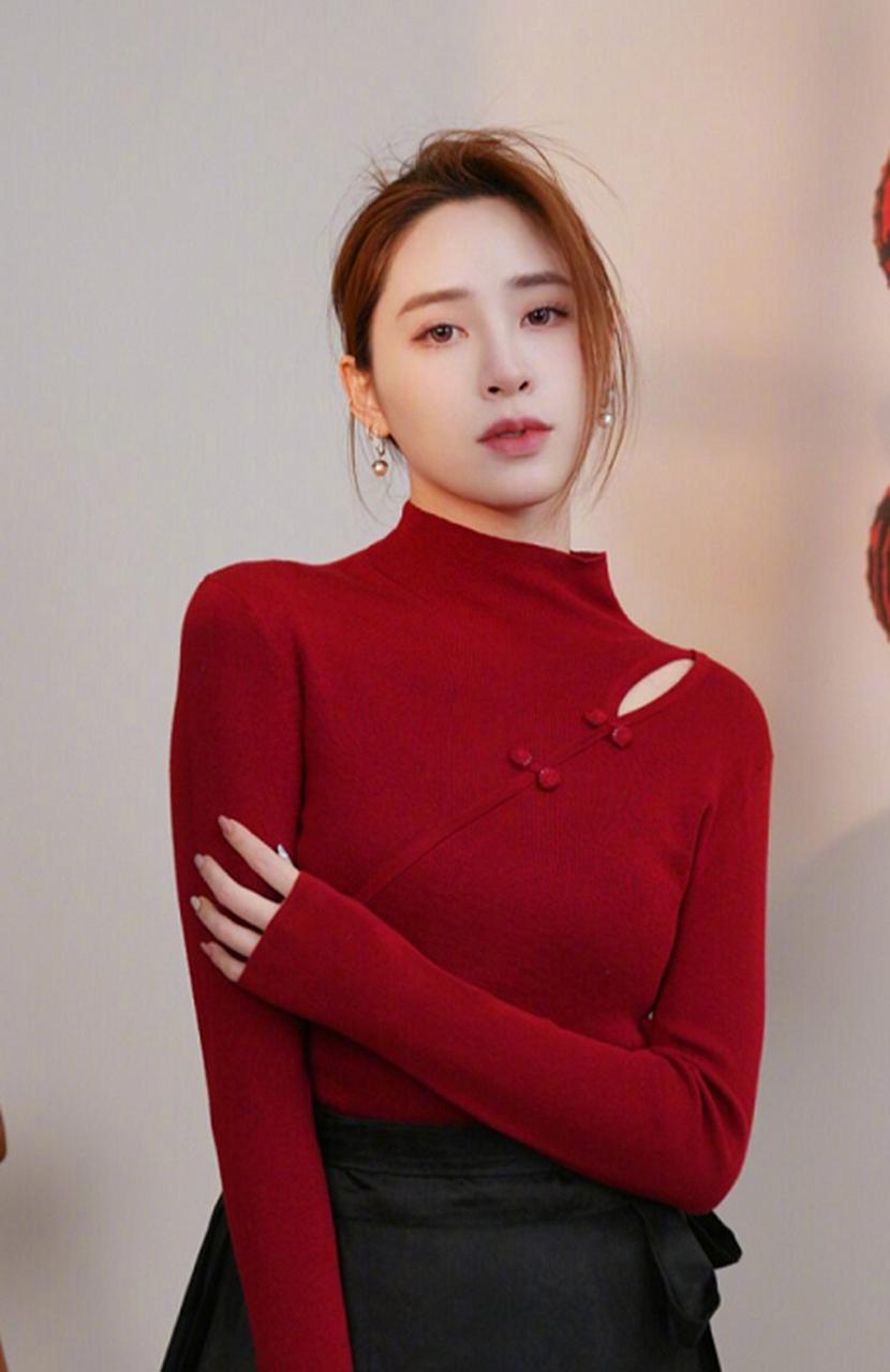 欧阳妮妮公开叫欧阳娜娜保姆！曝光欧阳娜娜素颜，自己全妆