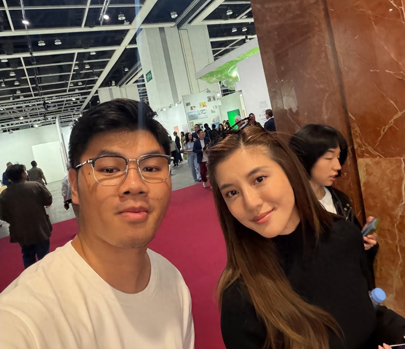 33岁吴千语在香港看艺术展被偶遇，身材又高又瘦，真人看着很漂亮