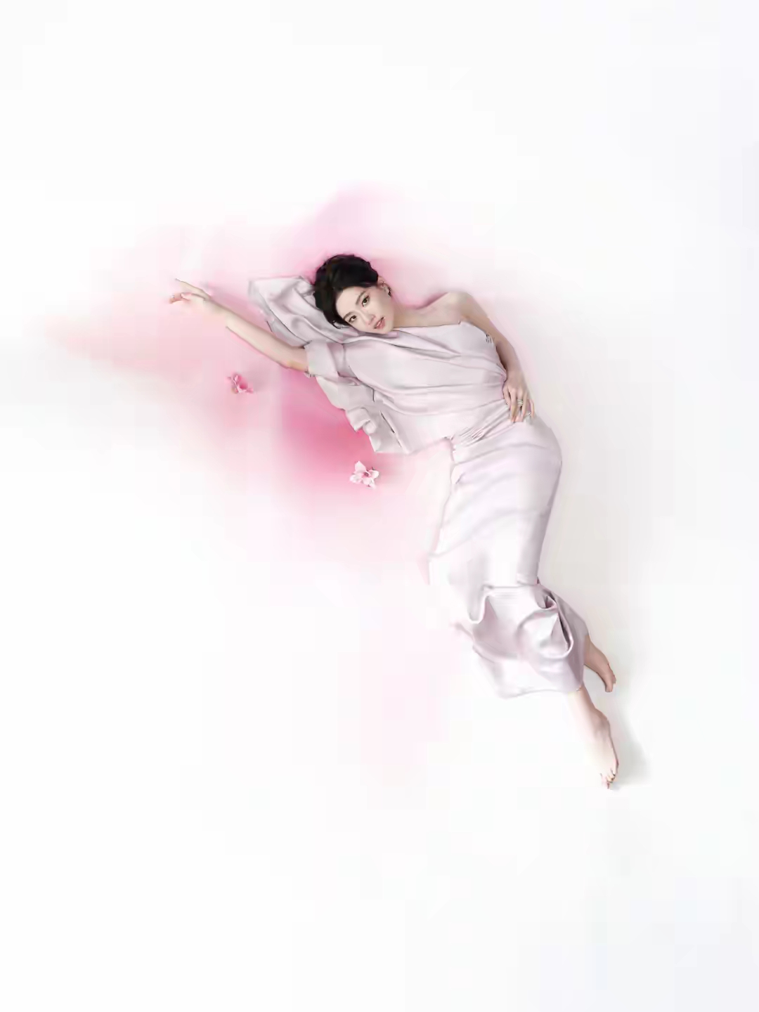 鱼尾裙光脚丫，上海的演员 卢昱晓