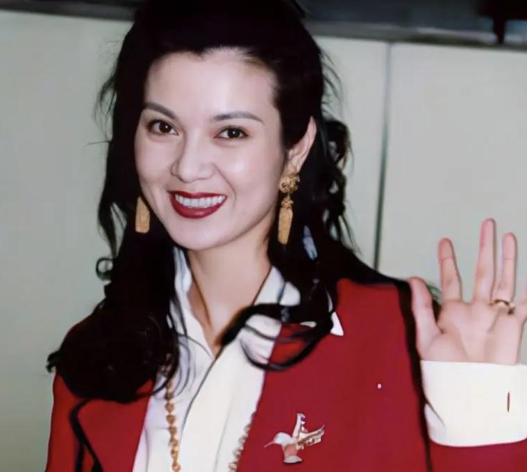 她被称“豪门弃妇”，近期带女儿看展览，前夫和前小姑子都在