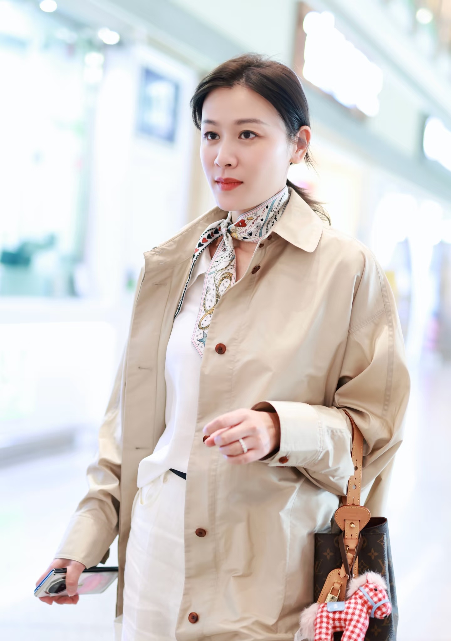 叶一茜机场出发参加浪姐，一身浅色穿搭温柔美丽！