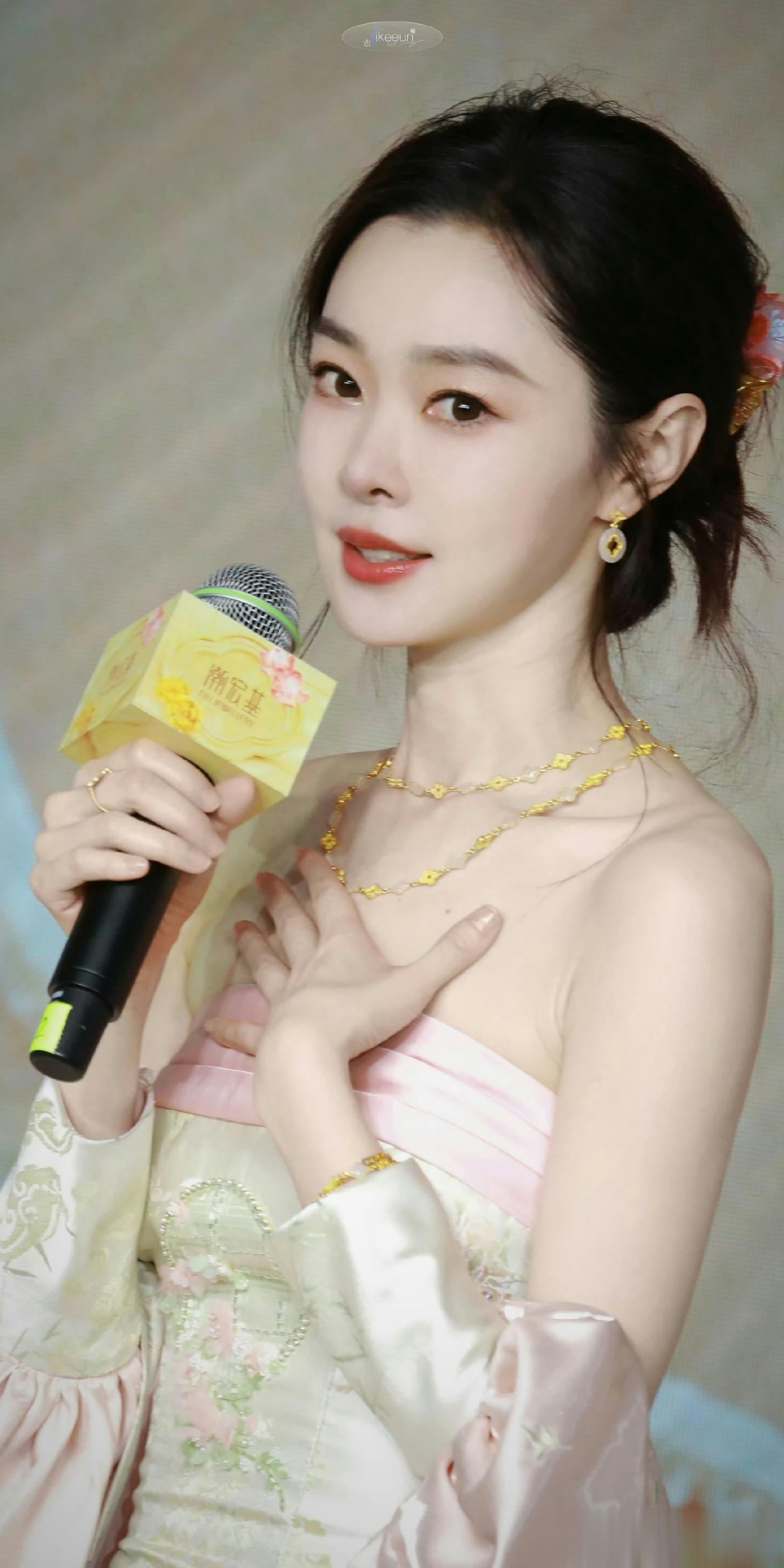宋轶抹胸裙穿搭，好看的活动组图。