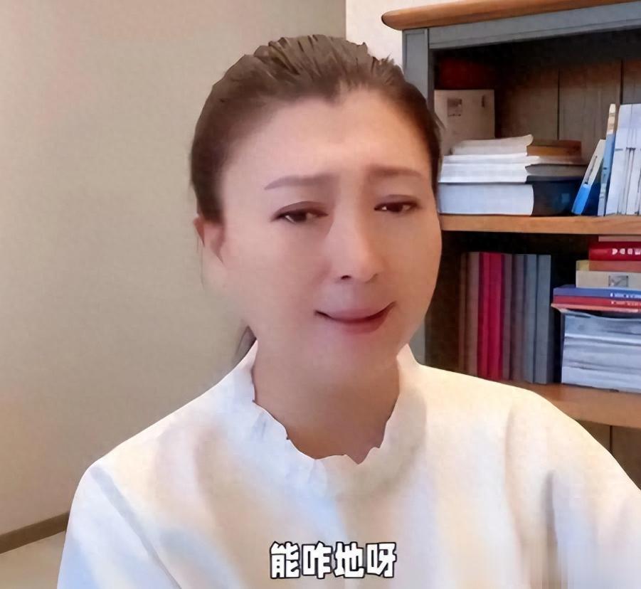 闫学晶风波后首现身!穿着朴素满脸不屑,戴墨镜悠闲逛土特产店