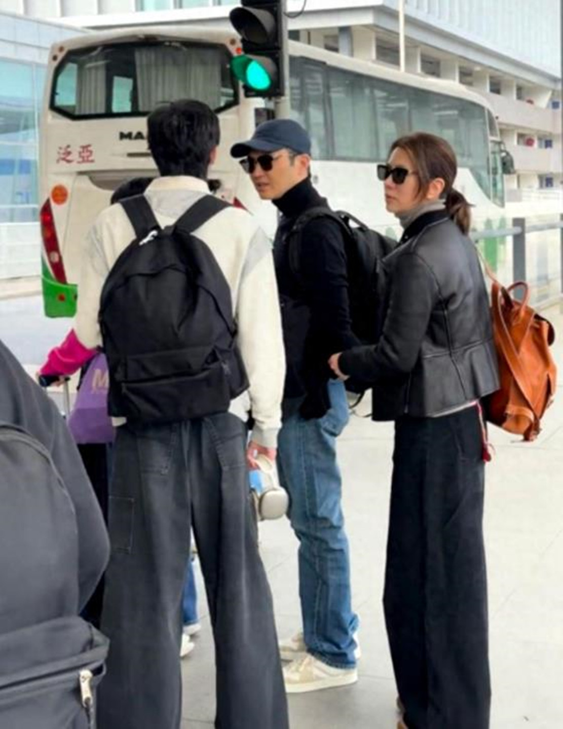 张智霖英国陪儿子魔童上学，过年吃胖了很多，胡子拉碴似老了10岁