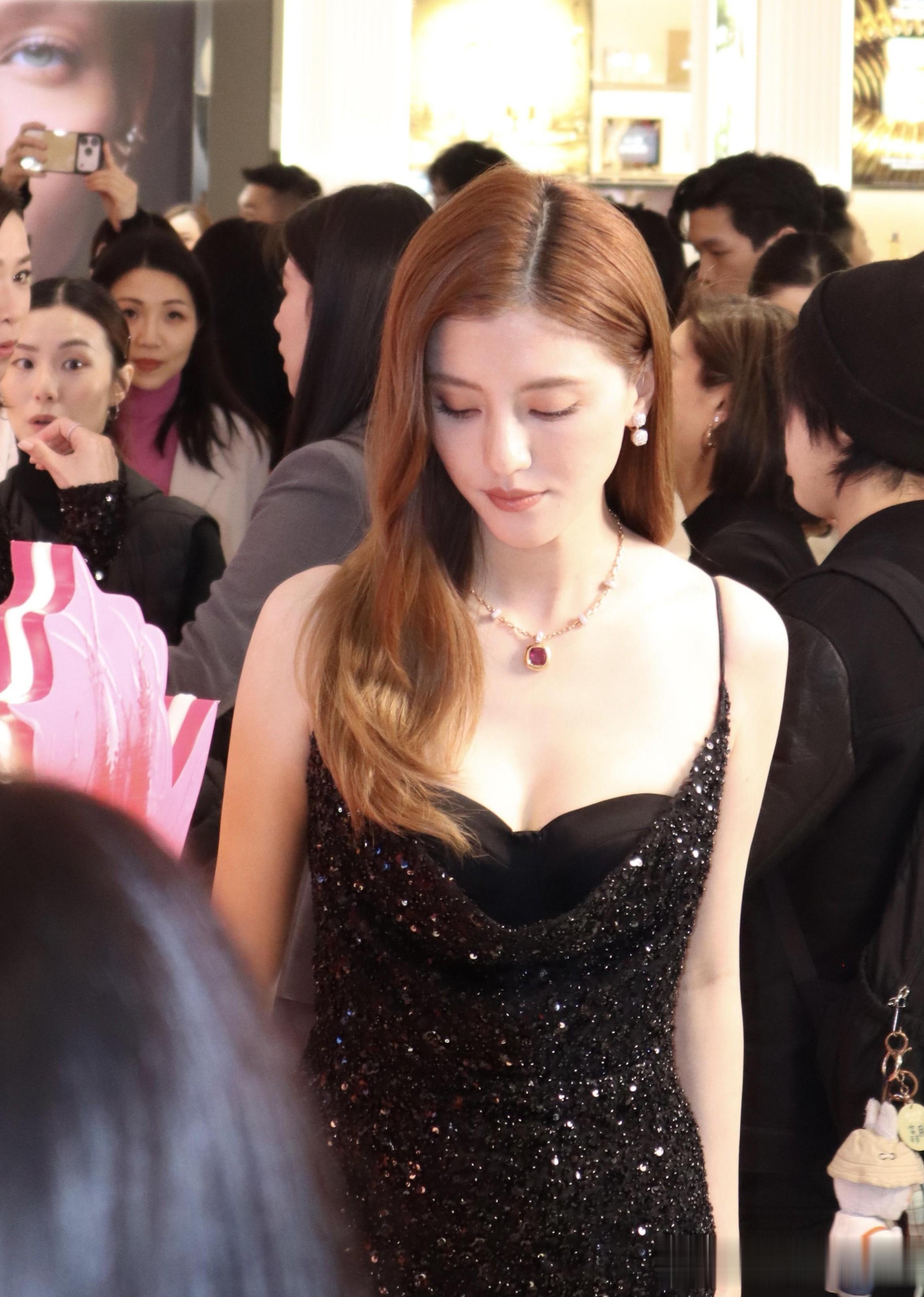 佘诗曼吴千语现身海港城, 千语无滤镜也超美, 两大美女同框好养眼