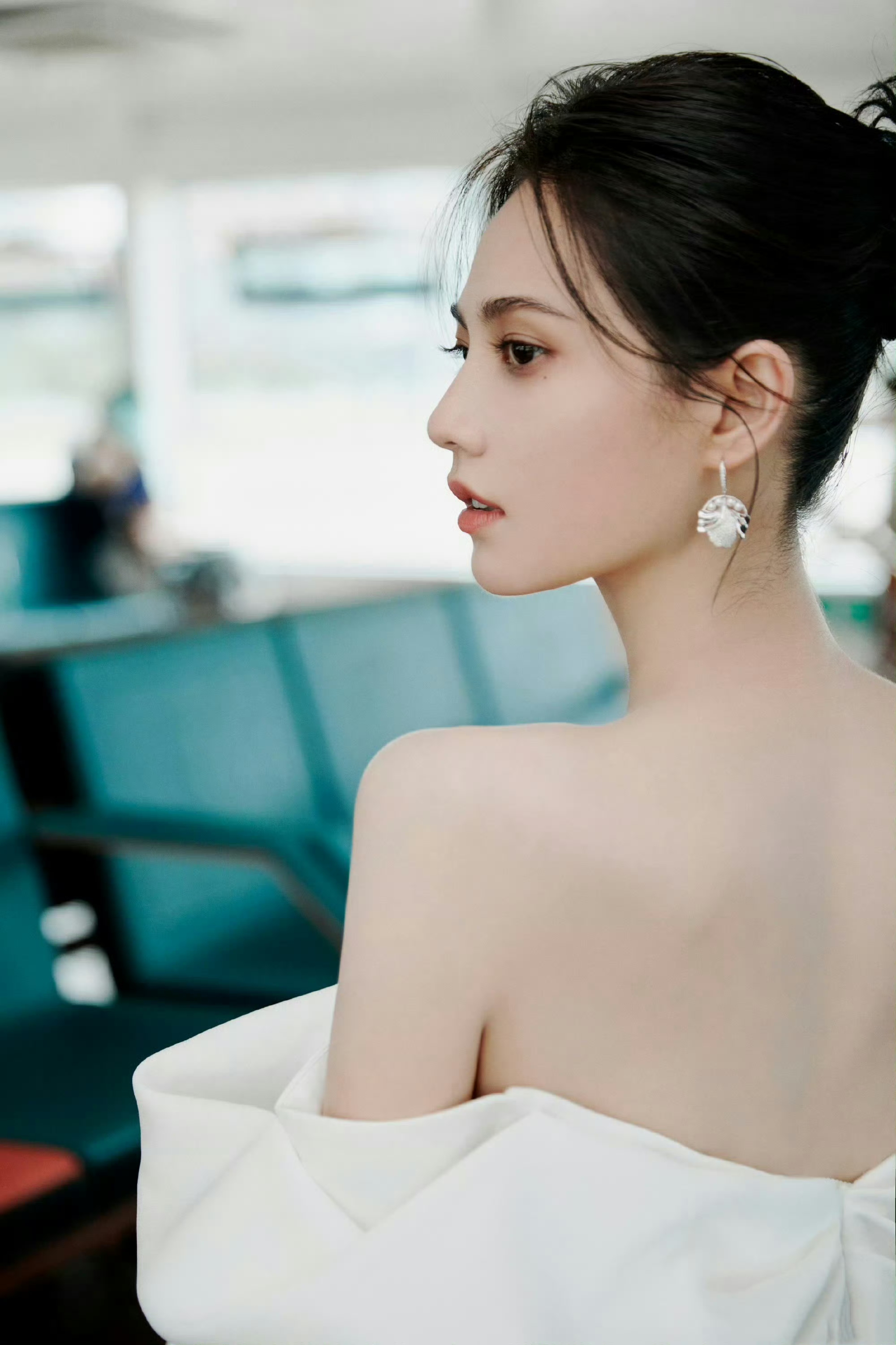 姜佩瑶白色抹胸裙穿搭,好精致柔美的女明星