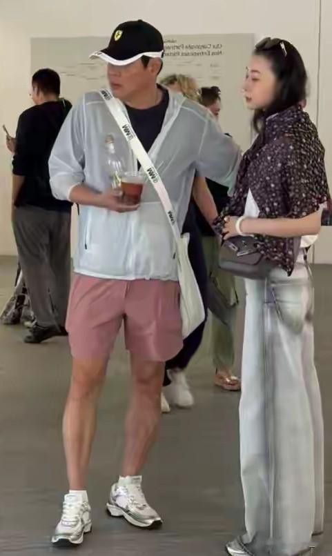 范志毅一家来法国度假，小17岁妻子洋气时尚似姑娘他站身旁像保镖