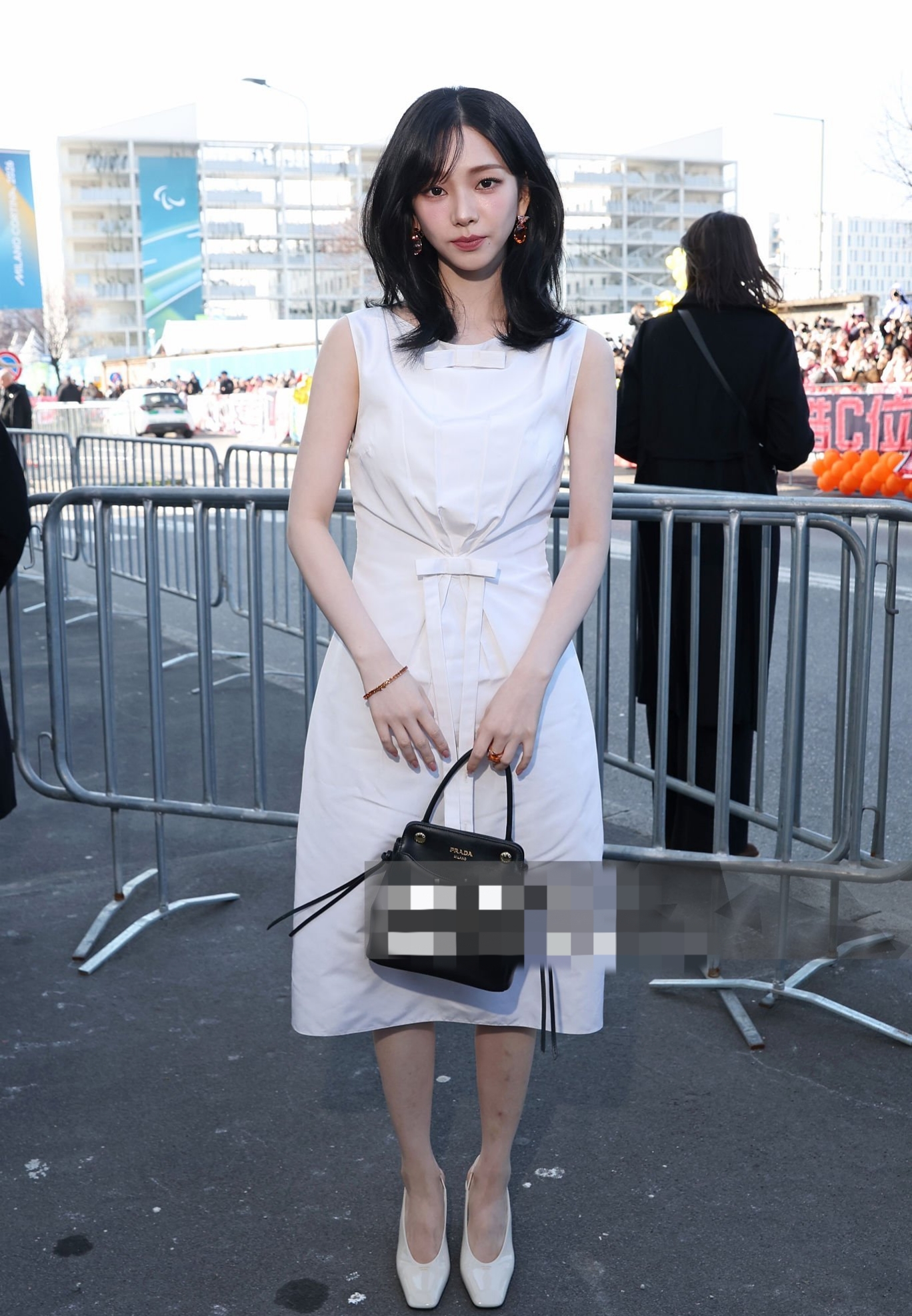 韩国歌手柳智敏出席米兰Prada大秀，一身白色连衣裙，清纯靓丽