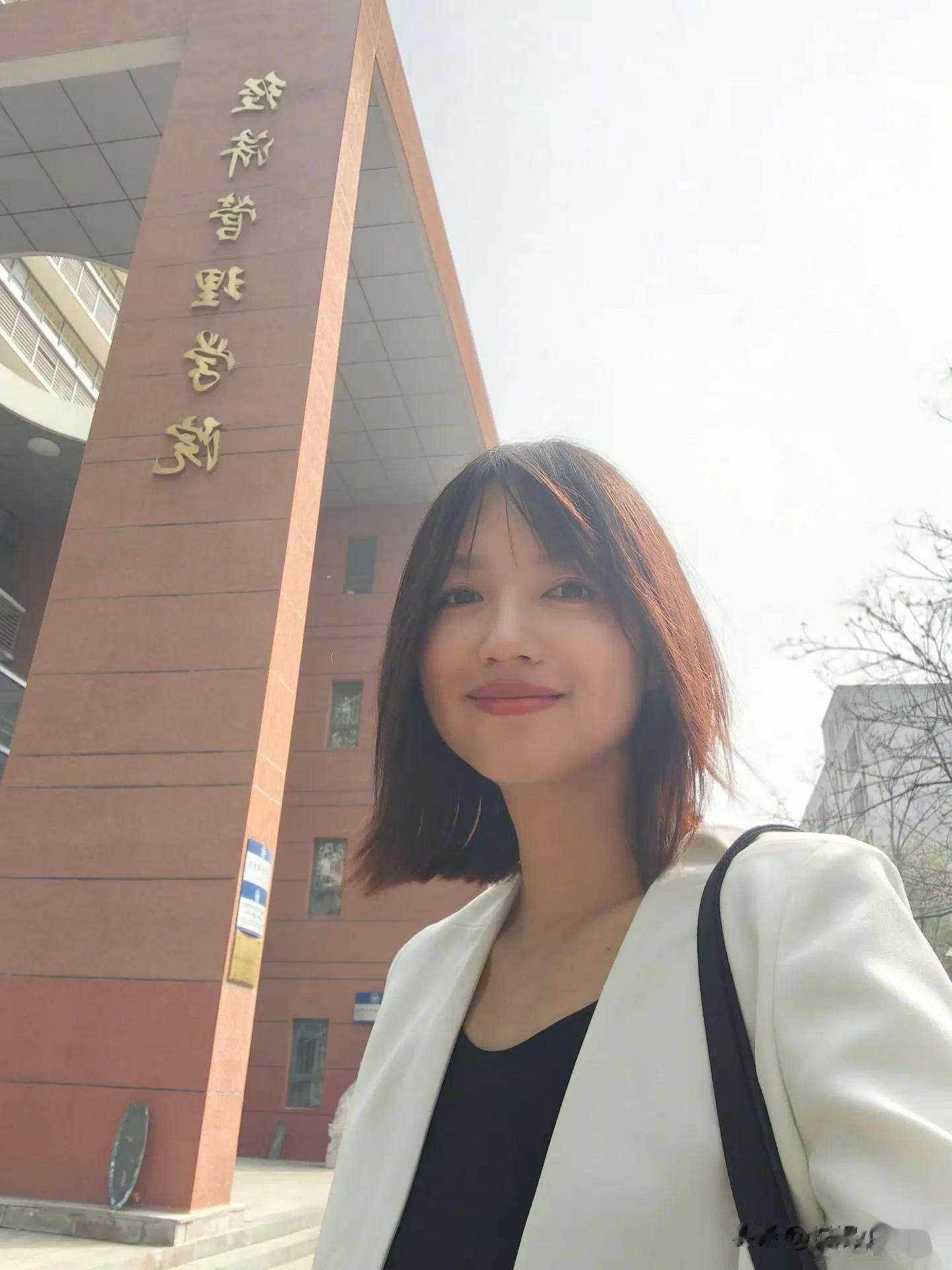 太耀眼了!张梓琳回母校参加毕业二十周年活动,当年的毕业照曝光
