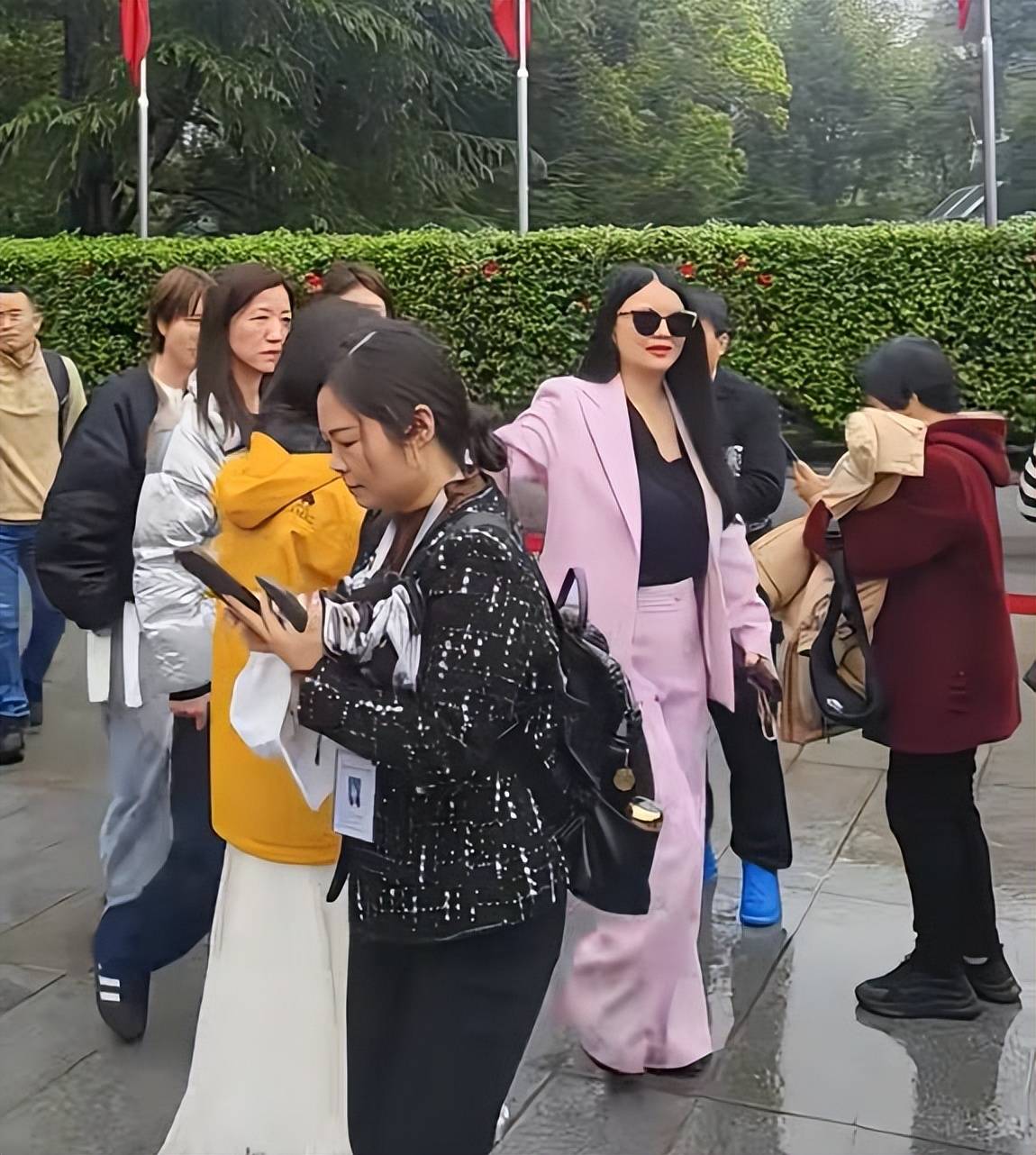 李湘风波后现身韶山，肉眼可见瘦了许多，王诗龄随行气质出众
