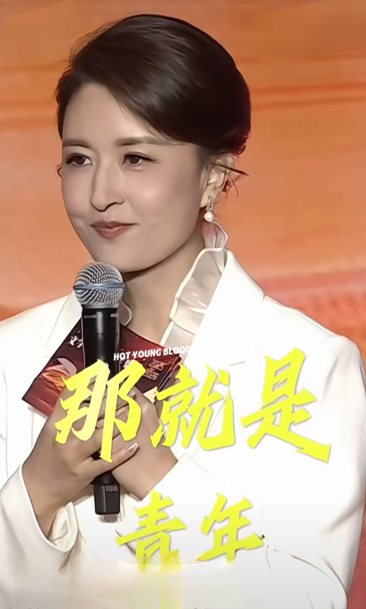 张蕾主持文学活动，白衬衫西装造型，优雅盘发尽显知性美